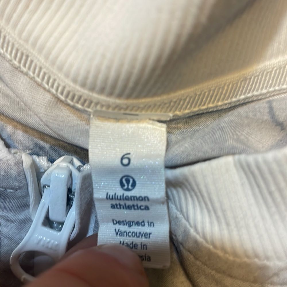 Lululemon jacket 6 (875) - Picture 9 of 9